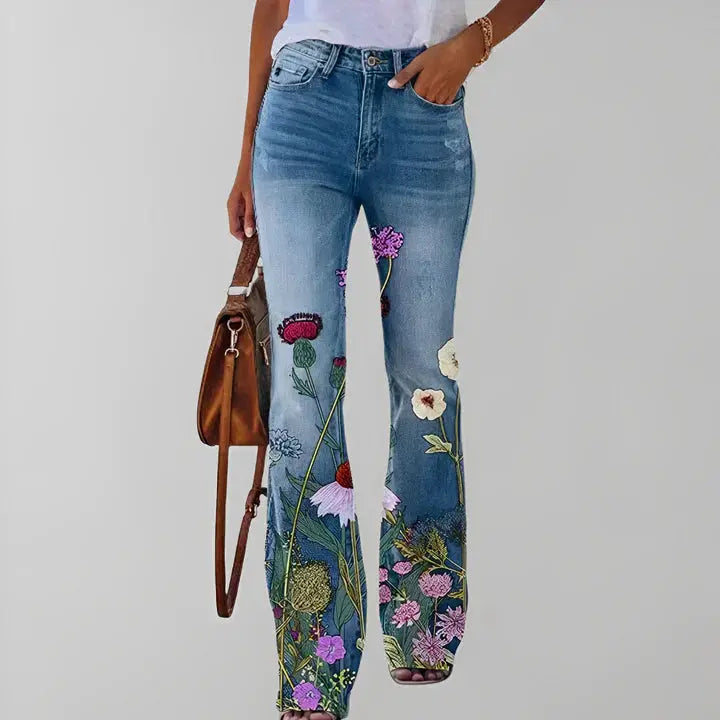 Cecilie - Afslappede bukser med klokkebund med blomstermønster og lommer-Pants-Lundbutik-Rød blomst-S-Lund Butik
