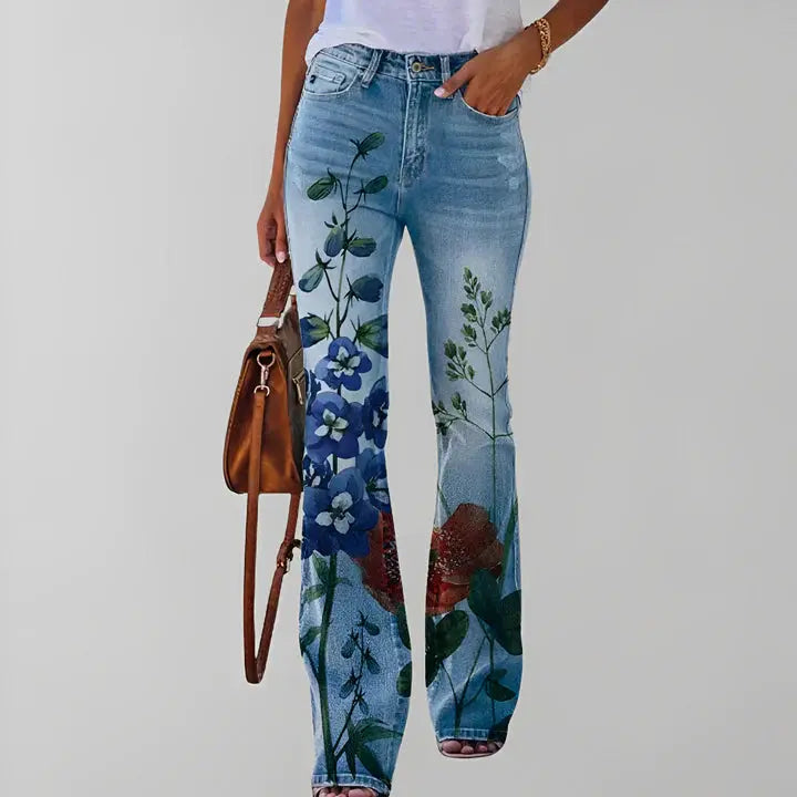 Cecilie - Afslappede bukser med klokkebund med blomstermønster og lommer-Pants-Lundbutik-Blå sommerfugl-S-Lund Butik