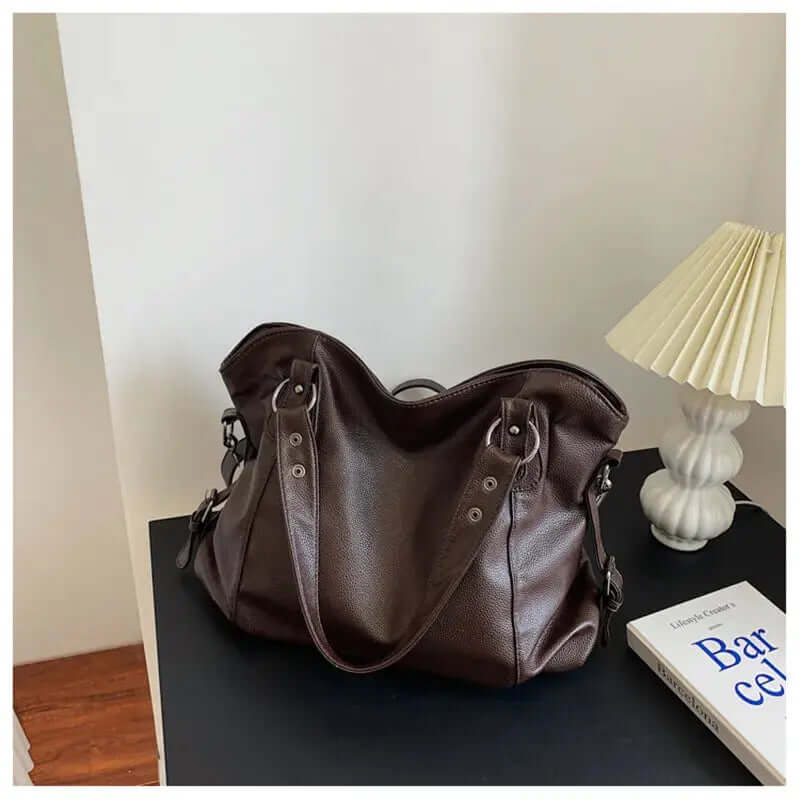 Althea - Stilfuld taske med rummeligt indre flere lommer og behagelige stropper-Handbags-Lundbutik-Brun-Standard-Lund Butik