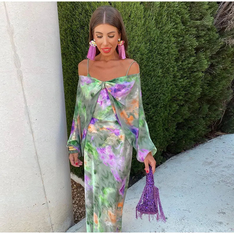 Clara – Off-shoulder blomstret kjole med rygløst design og tynde stropper Lundbutik