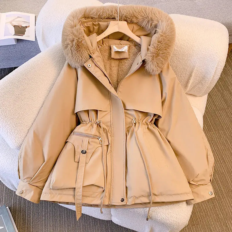 Solveig - Langærmet pelsjakke med hætte knapper og lommer-Jackets-Lundbutik-Khaki-M-Lund Butik