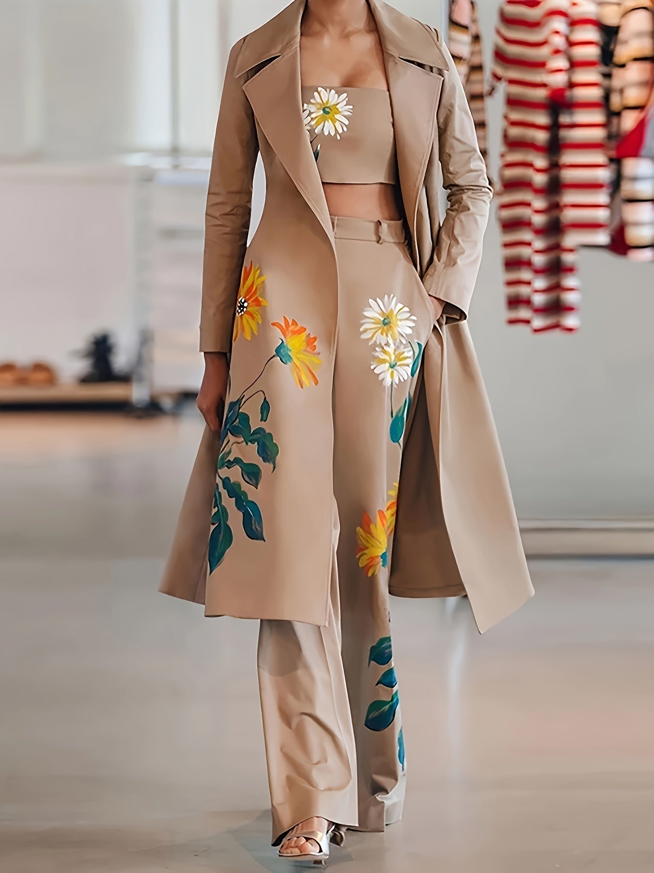 Liana – Blomstermønster 3-delt sæt med langærmet trenchcoat bukser og bandeau-top Lundbutik