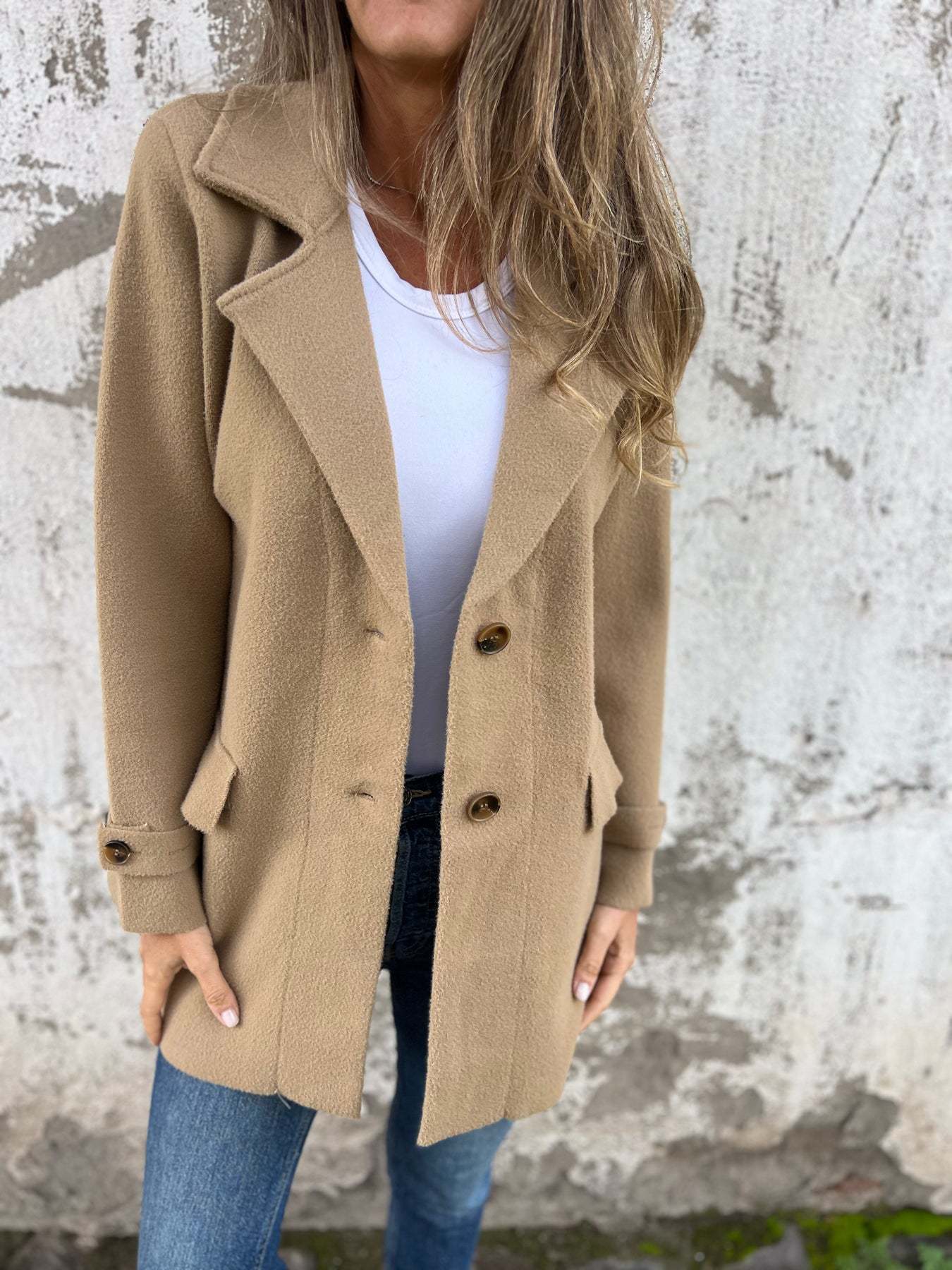 Talia - Afslappet frakke med reverskrave langt ærme og knapper Lundbutik