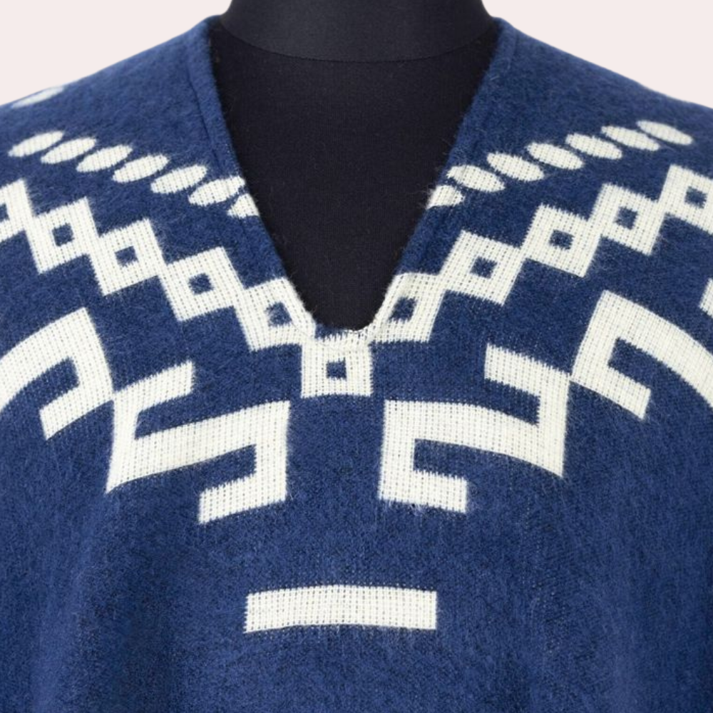 Aiden – Stilfuld poncho med V-udskæring med geometriske mønstre Lundbutik