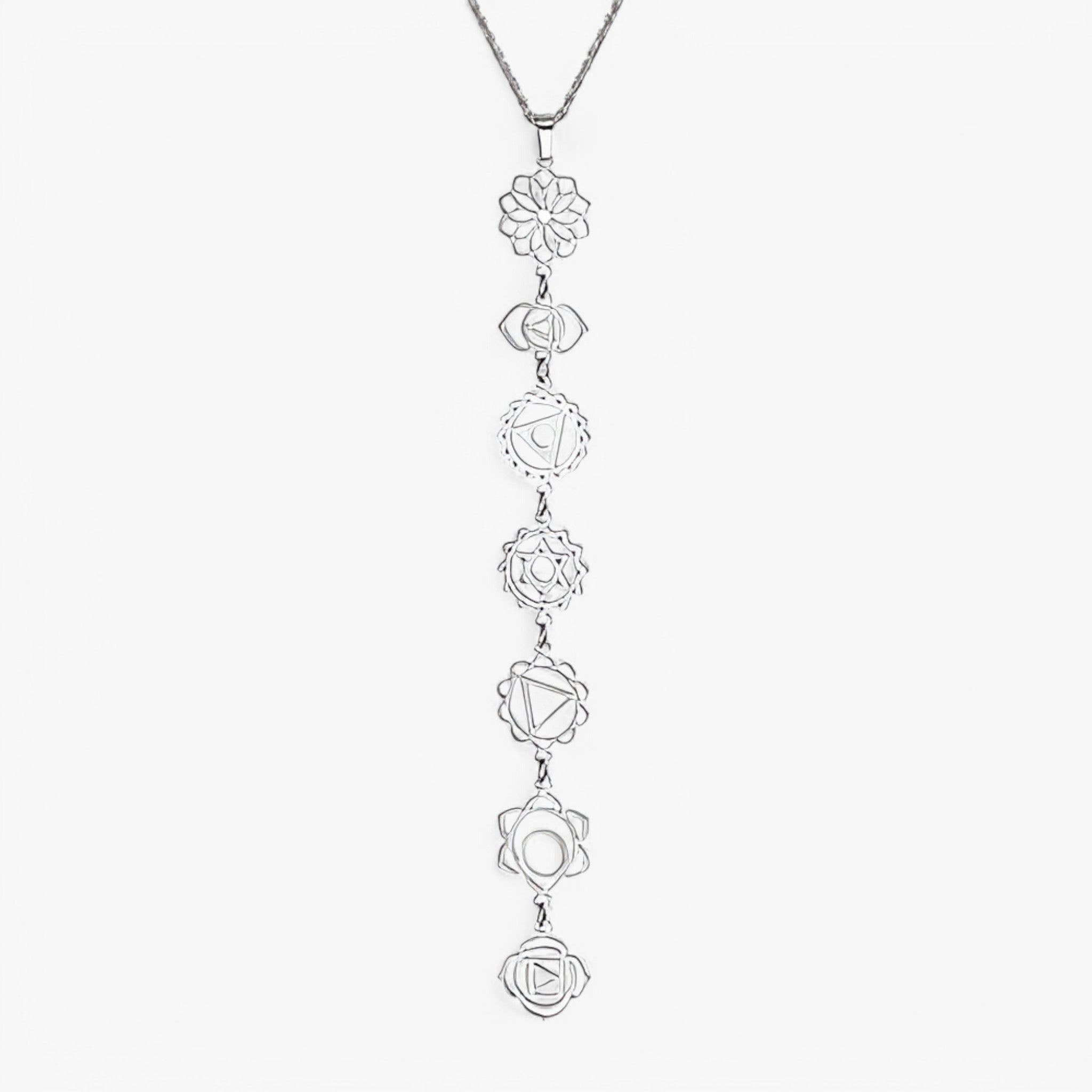 Niobi – Elegant lagdelt vedhængshalskæde med 7 chakra-stil Lundbutik