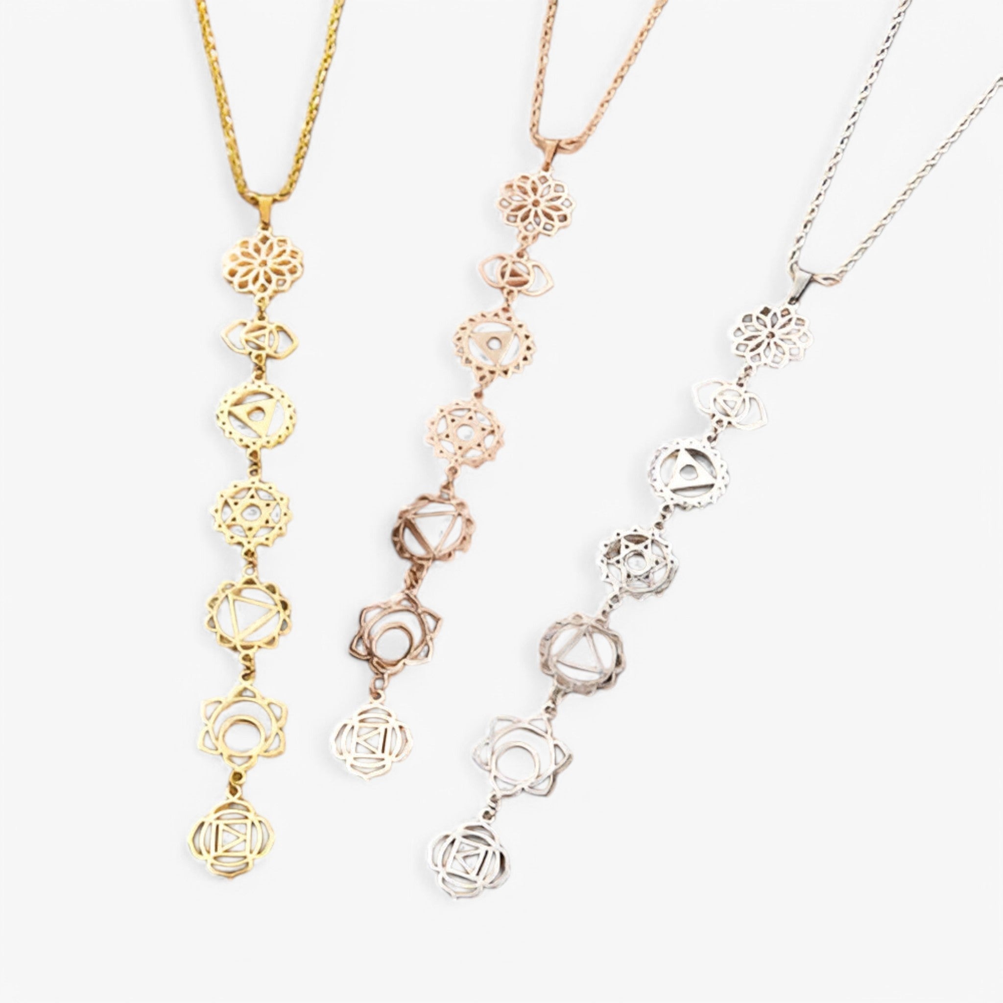 Niobi – Elegant lagdelt vedhængshalskæde med 7 chakra-stil Lundbutik