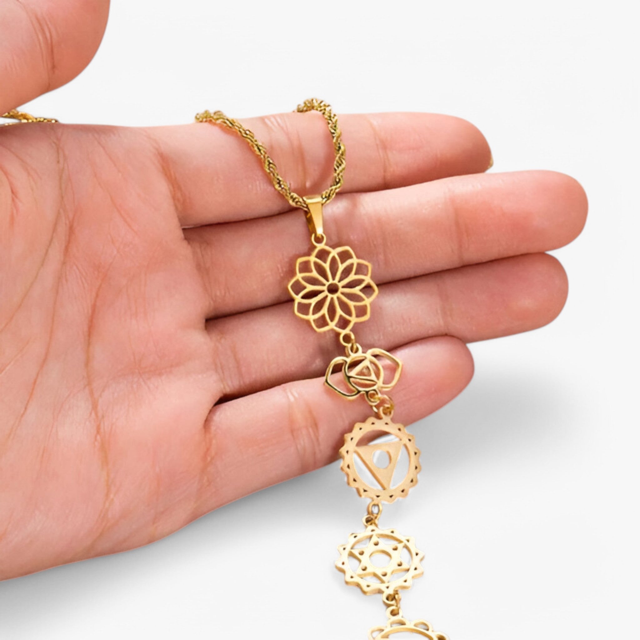 Niobi – Elegant lagdelt vedhængshalskæde med 7 chakra-stil Lundbutik