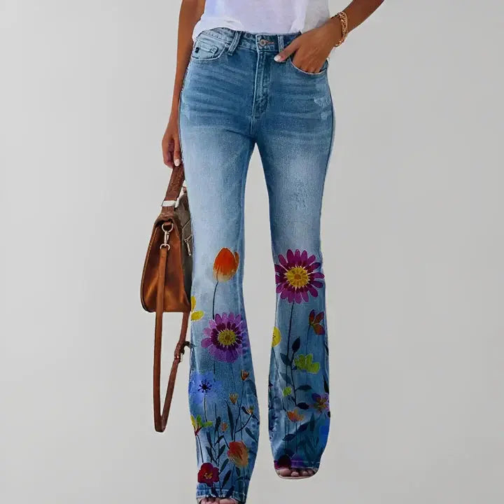 Cecilie - Afslappede bukser med klokkebund med blomstermønster og lommer-Pants-Lundbutik-Lilla blomst-S-Lund Butik