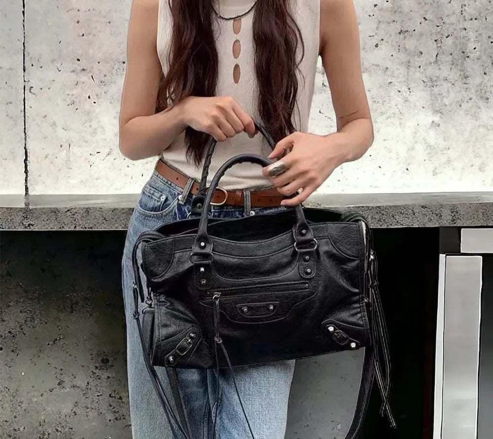 Clara - Moderne stor nittentaske med skulderrem-Handbags-Lundbutik-Lund Butik