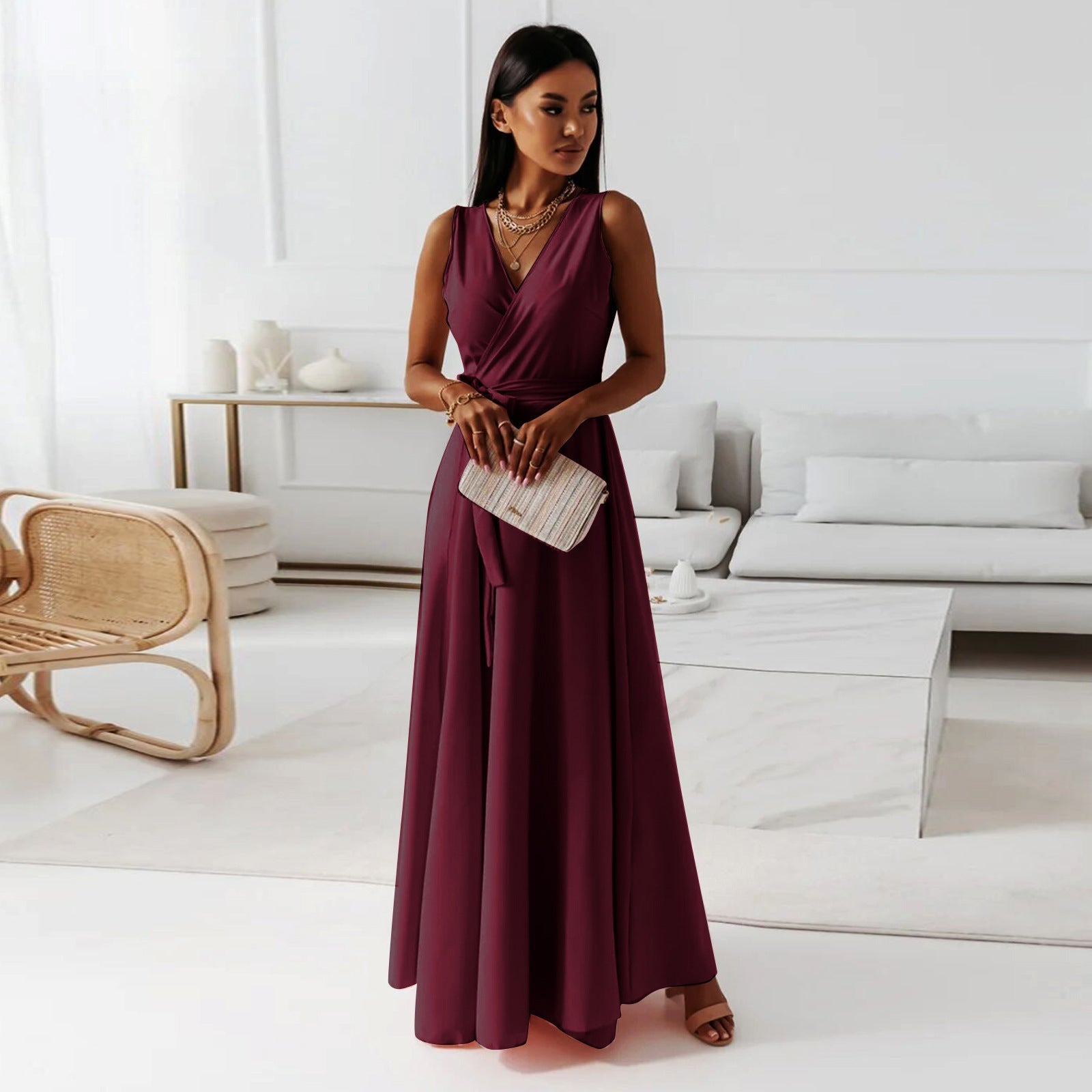 Leah - Elegant slå-om-kjole i gulv med dyb V-udskæring Lundbutik