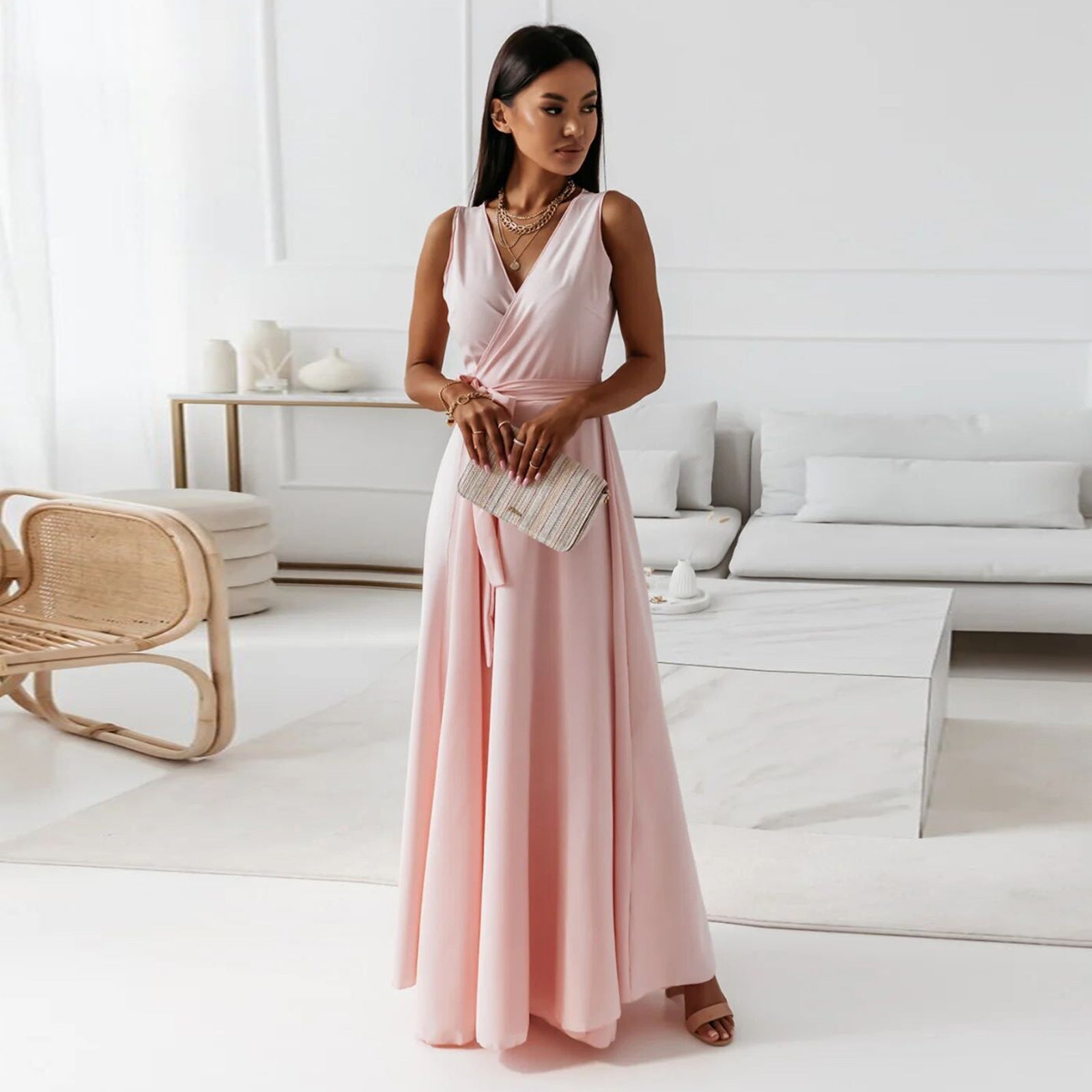 Leah - Elegant slå-om-kjole i gulv med dyb V-udskæring Lundbutik