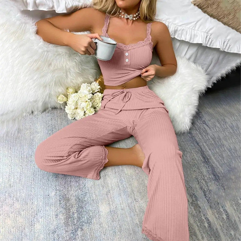 Amelia – Elegant todelt pyjamassæt med ærmeløs top med knapper og snørebukser Lundbutik