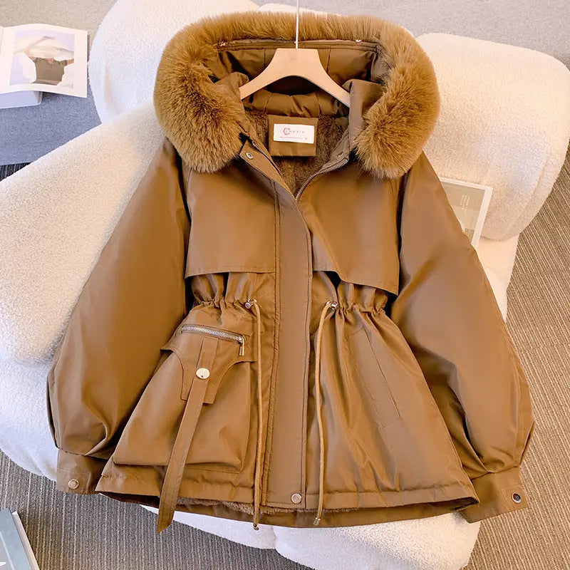 Solveig - Langærmet pelsjakke med hætte knapper og lommer-Jackets-Lundbutik-Kaffe-M-Lund Butik