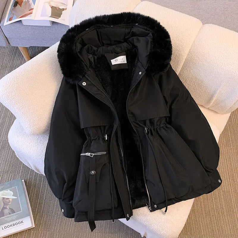 Solveig - Langærmet pelsjakke med hætte knapper og lommer-Jackets-Lundbutik-Sort-M-Lund Butik