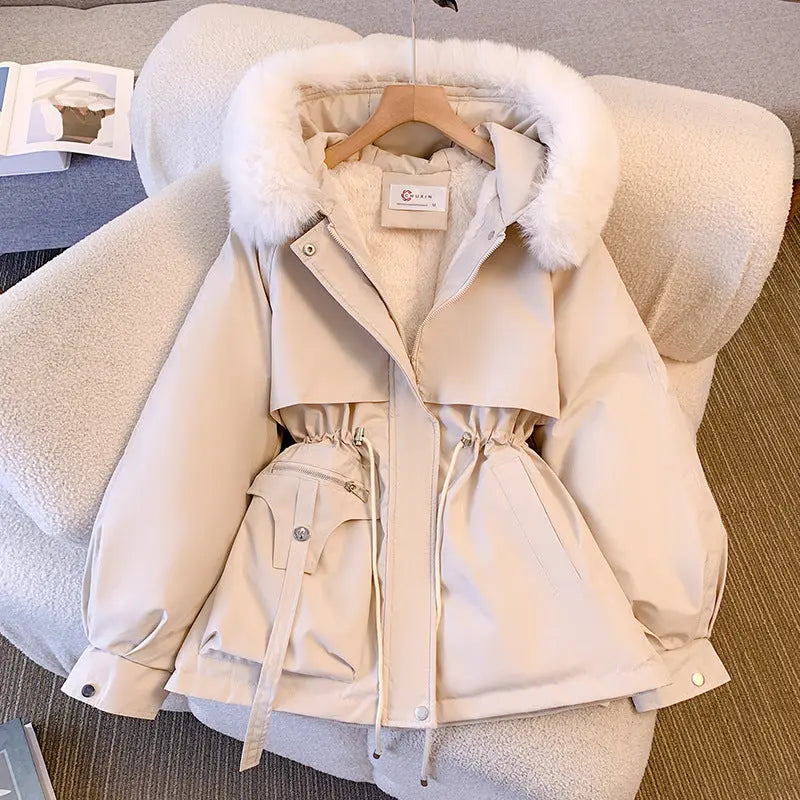 Solveig - Langærmet pelsjakke med hætte knapper og lommer-Jackets-Lundbutik-Beige-M-Lund Butik