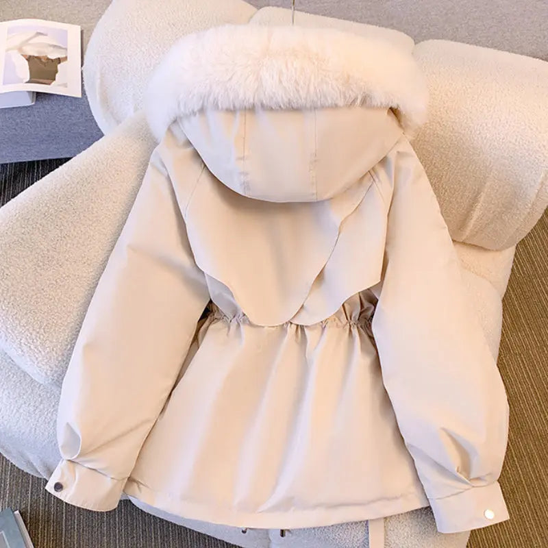 Solveig - Langærmet pelsjakke med hætte knapper og lommer-Jackets-Lundbutik-Lund Butik