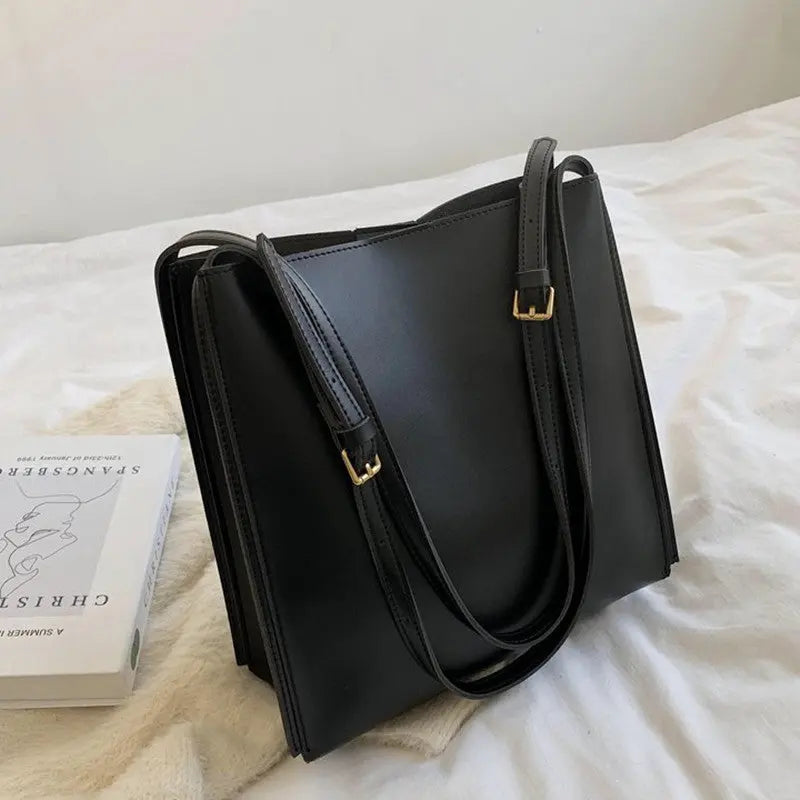 Hallie - Rummelig vegansk skuldertaske med justerbare stropper-Apparel & Accessoiries-Lundbutik-Lund Butik