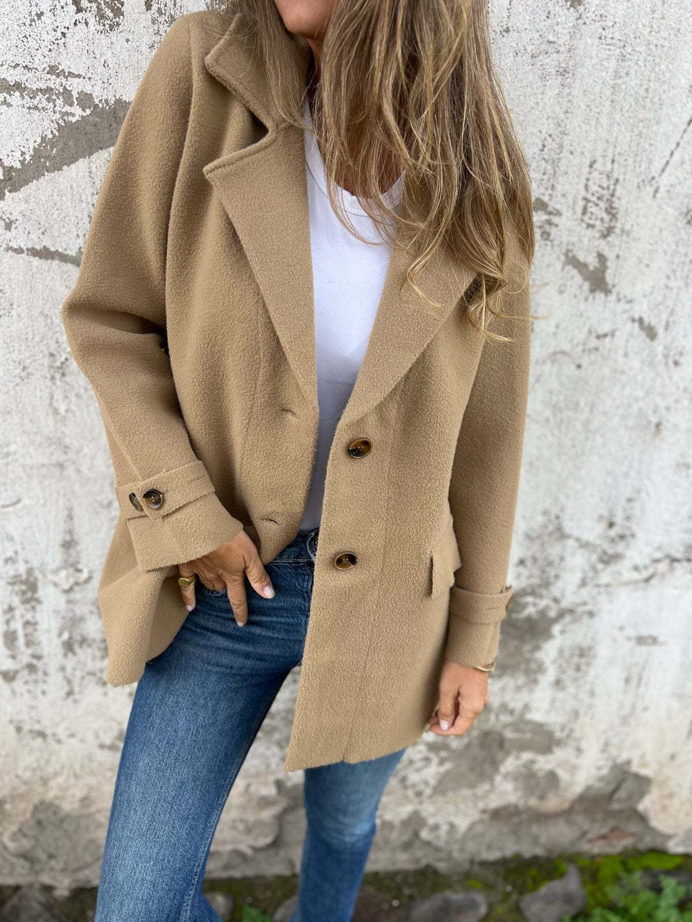 Talia - Afslappet frakke med reverskrave langt ærme og knapper Lundbutik