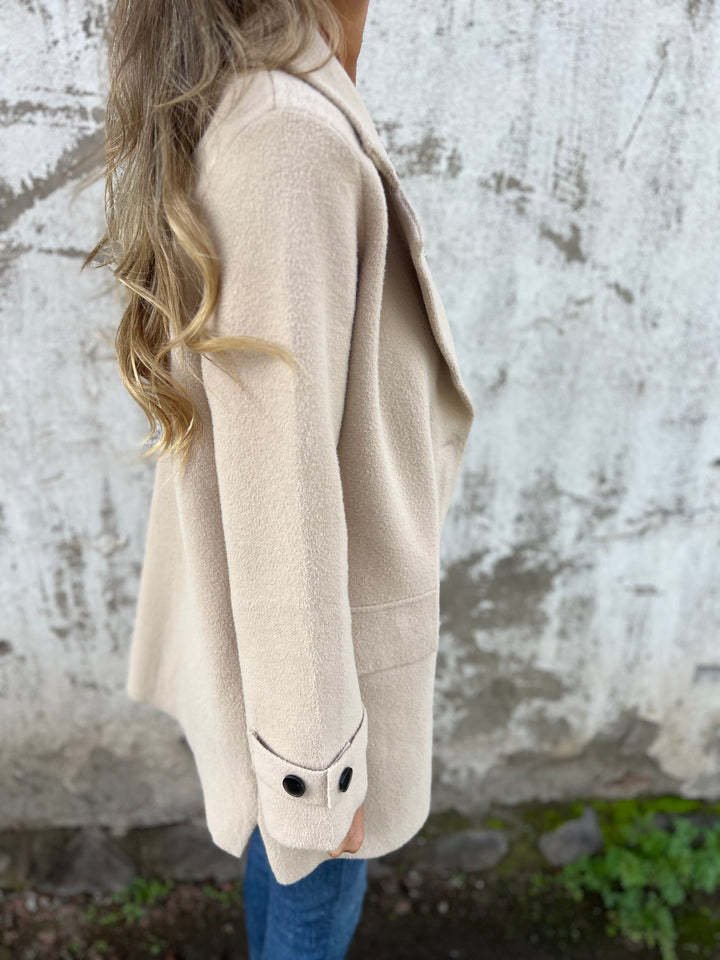 Talia - Afslappet frakke med reverskrave langt ærme og knapper Lundbutik
