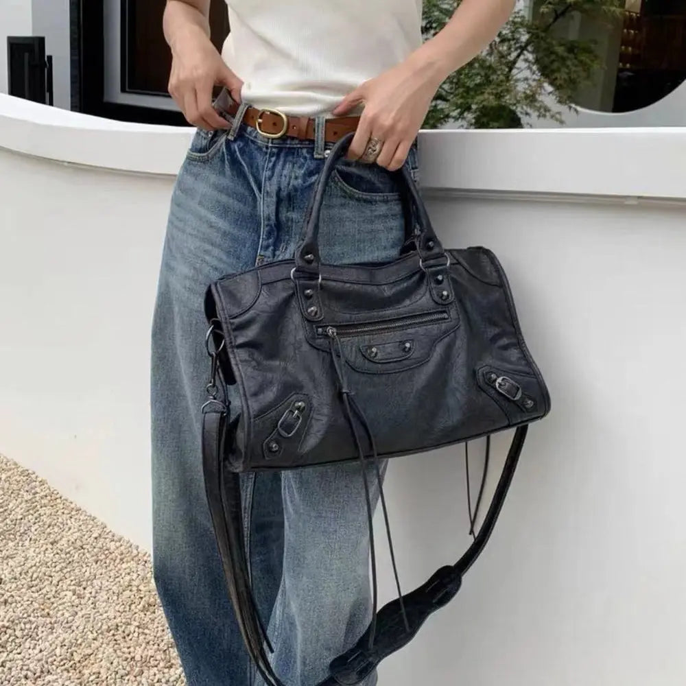 Clara - Moderne stor nittentaske med skulderrem-Handbags-Lundbutik-Lund Butik